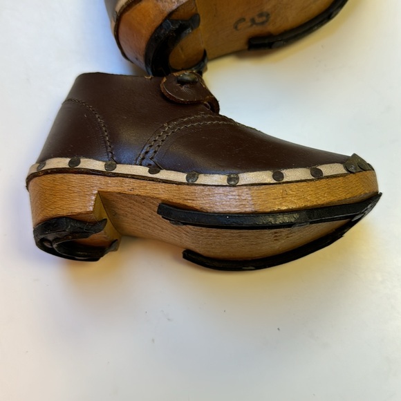 Antique 1930s Leather Wood Mother pearl button sz 3 Dutch baby clogs for display - Picture 6 of 11